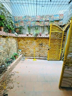 nhỉnh 15 tỷ nhà 61m2 phố trịnh công sơn, tây hồ, cho thuê căn hộ,cách 20m ra mặt phố. lh 