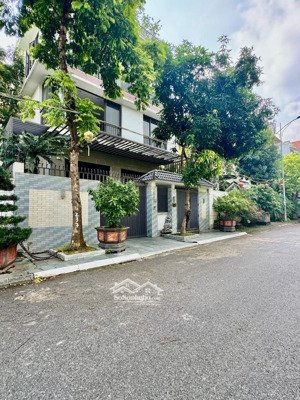 chủ cần bán gấp bt siêu đẹp , xala hà đông. 230m 4 tầng, mt 11m, có hầm , nội thất cao cấp. 53 tỷ