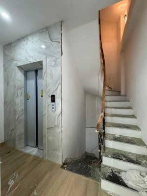 chính chủ cần bán gấp nhà phố xuân la - 6 tầng thang máy - full nội thất - ô tô đỗ cổng