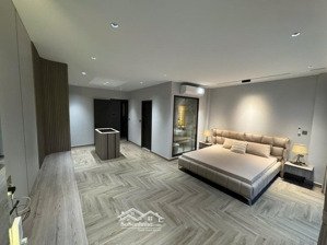 nhà 7 tầng - thang máy- toạ lạc tại trung tâm ngọc thuỵ