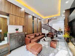 hoàng quốc việt 39m -5 tầng , cách phố 40m , ngõ vào 3m5, dân xây , phân lô, ô tô đỗ 30m