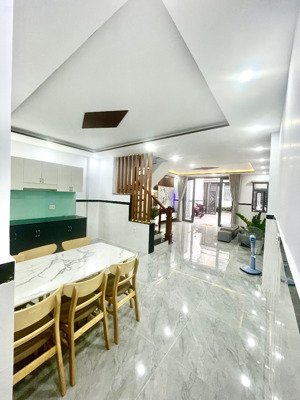 nhà khu trung tâm 5x20 với 4pn ngay gần chợ tăng nhơn phú q9 với 7tỷx