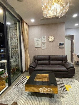 cho thuê căn hộ 2pn2wc vinhomes golden river giá chỉ 31tr vnd, full nội thất view landmark