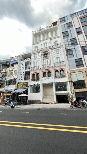 toà nhà chdv siêu dòng tiền- ngay nhà ga t3 sân bay - dt 10x28m hầm 6 tâng - hdt 260/th - giá 38tỷ