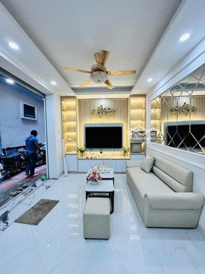 siêu phẩm xuân thủy. nhà đẹp dân xây. ở ngay. 2 thoáng. ba gác đỗ cửa. 38m2. 5 tầng. 7.2 tỷ.