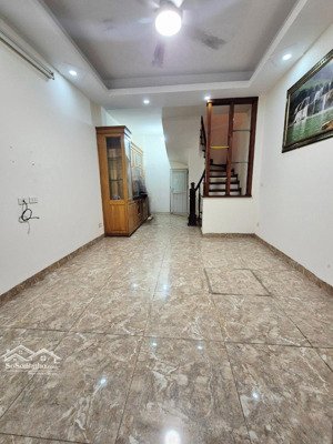 hàng hiếm phố cầu giấy. 2 mặt thoáng. 40m2. 5 tầng. 2 bước ra phố. hàng xóm cán bộ. sđcc. 7.5 tỷ.