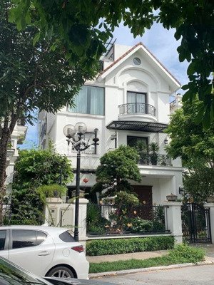 bán biệt thự 228 m2 khu vip nhất vinhomes đan phượng, giá 166 triệu/m2. lh 