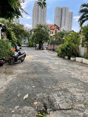 bán đất khu nguyễn văn hưởng, thảo điền, hồ chí minh. góc 2mt 18m x 21m = 366m, đ12m, h.đn+đb, sh,