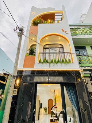 về quê bán nhà nguyễn thái sơn-gò vấp giá 3tỷ220/67,5m2. gần trường đh công nghiệp. cho thuê 22tr