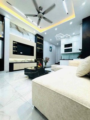 chính chủ cần bán gấp nhà cầu giấy vị trí sát phố ngõ thông gần các tttm nhà đẹp full nội thất