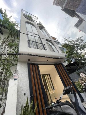 bán nhà trung tâm ngọc thuỵ sát công viên dt 70m x 6tầng