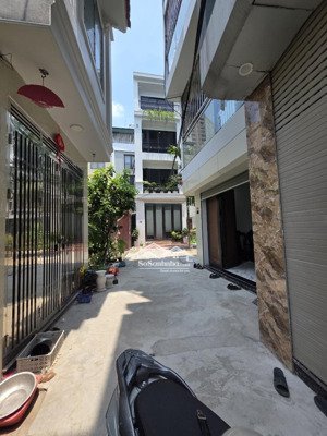 nhà cổ linh thạch bàn ô tô đỗ cổng thang máy full nội thất 38m2 5 tầng mặt tiền 4.2m 8.1 tỷ