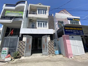 bán nhà 2 tầng mặt tiền ngay cầu dứa & 7 phòng trọ cho thuê ổn định. dt: 226m2 giá rất tốt