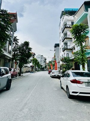 bán nhà lô góc ngõ 201 phúc lợi 5tầng mặt tiền 6.7m ngõ rộng,30m ra oto 5.75tỷ