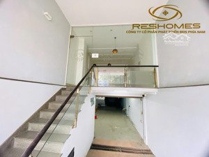 cho thuê nhà 3 lầu có tầng hầm mặt tiền đồng khởi ngay bệnh viện đồng nai, giá chỉ 22 triệu/tháng