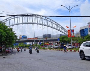 cho thuê nhà mặt tiền 8.5m phố hồ sen. vỉa hè để xe rộng rãi, vị trí đẹp