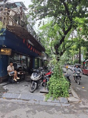 cho thuê nhà mặt phố tại nghĩa tân, 2 tầng, diện tích sử dụng 250m2, mt 6,5m, giá thuê 65 tr/th