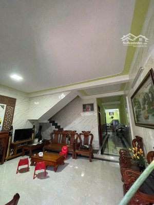 nhà từ dân xây kiên cố kiệt an ninh. cách đường nguyễn hoàng 200m.