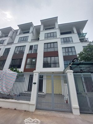 cho thuê nhà kđt hoàng thành mỗ lao,đường nguyễn văn lộc,150m * 5 tâng,giá 55 triệu có thang máy,