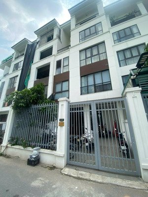 cho thuê nhà hoàng thành villas, nguyễn văn lộc, mỗ lao, hđ. dt 150m2, mt 7m, 5t thang máy. 50tr