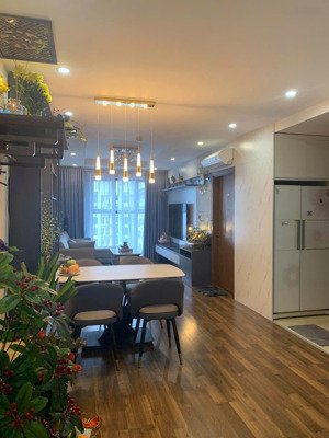 cần bán nhanh căn 2 ngủ 78m2 goldmark city để xử lý công việc