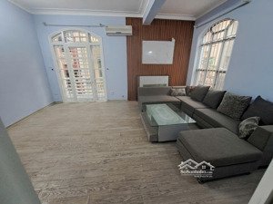 cho thuê nhà ngõ 31 phố trần quốc hoàn, dt 70m2 x 4 tầng mặt tiền 8m, xe ô tô đi lại tránh nhau