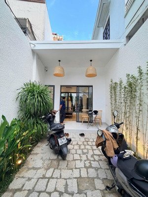 cho thuê nhà sân vườn mới xây 3 phòng ngủ full nội thất gần biển hòn chồng giá 20 triệu/tháng