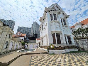 cho thuê villa nguyễn ư dĩ, thảo điền, 80m2, 1 trệt 2 lầu. có hồ bơi, sân vườn. giá 140tr/th