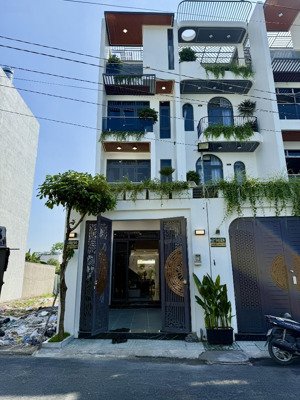 nhà đường thông cạnh bên cụm trường học, dt:4x25m, trệt, 3 lầu, sân ô tô, 4pn, sân thượng, p.thờ.