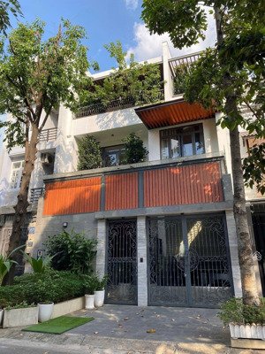 cho thuê nhà mt khu vip k300. dt: 8x20m trệt 3 lầu sân thượng. nhà rộng rãi sẵn máy lạnh.