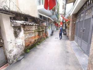 * bán gấp đất phố đội cấn, giang văn minh. dt: 35m². mt 3,55m. 2 thoáng. ngõ 2.3m. chỉ 6 tỷ