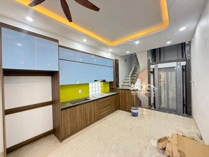 thịnh quang, 40m, 3ngủ, nhà xây mới, 2 thoáng, thang máy, nội thất xịn, ngõ ba gác tránh, sổ vuông