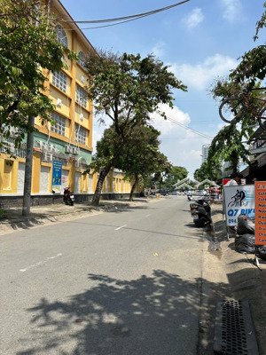 nhà muốn bán, lâm văn bền , quận 7, xe hơi qua lại được, 60m2 nở hậu , hơn 6tỷ còn thương lượng