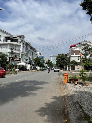 bán nhà thảo điền, q2, thủ đức. hcm. mt quốc hương 4,05m x 27m = 109,8m, 1 l, đ16m, h.đb, sh, 32 tỷ