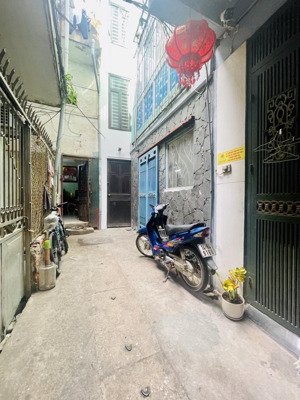 bán nhà phố kim ngưu 21m 5tầng ngõ thông gần phố full nội thất ko qh