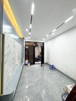 kim giang- 35m- 5 tầng- 8.1 tỷ- ngõ thoáng- 3 gác đỗ cửa- 2 thoáng