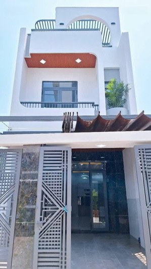 hướng: tây. bán căn nhà 1 trệt 2 lầu p. biên hoà( hoá an củ). dt:86m2. giá:4tỷ550