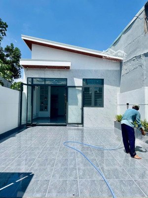 bán nhà c4 mới toanh giá 2ty380 dtich 6x28 ngay trường học