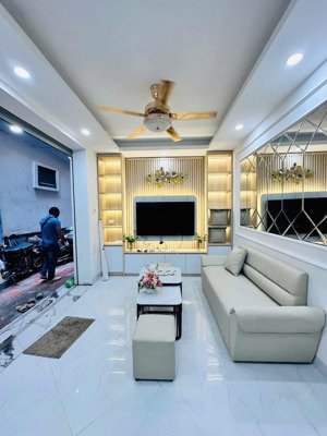 7.x tỷ -nhà trung tâm cầu giấy-ba gác đỗ cửa-cách phố 40m-nội thất xịn xì-sổ hoa khôi.