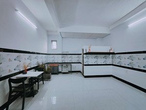 cho thuê phòng trọ mới xây, gần đại học fpt, tài chính marketing, có bộ bàn ăn, giá chỉ 3.2tr/thang