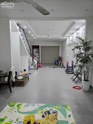 Bán nhà mặt phố Lê Quảng Ba, Liên Bảo, Vĩnh Yên, Vĩnh Phúc. 3 tầng, 4 ngủ, 3 vệ sinh.