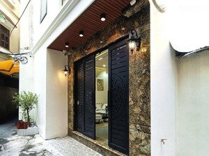 bán nhà mới toanh lô góc mặt ngõ sát ngã tư sở, diện tích 40m2 xây 7 tầng thang máy, giá hơn 15 tỷ.