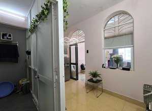 căn hộ dv 1pn tách bếp 2 ban công thoáng full nội thất, kế bên cao ốc phú nhuận