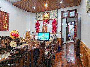 bán nhà phùng chí kiên phân lô ô tô 7 chỗ ngủ trong nhà.