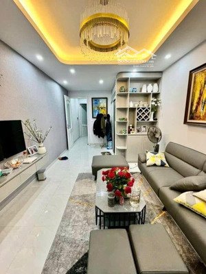 nhà lô góc - thoáng sáng - dt :35 m giá nhỉnh 10 tỉ - lê văn lương - thanh xuân - hà nội