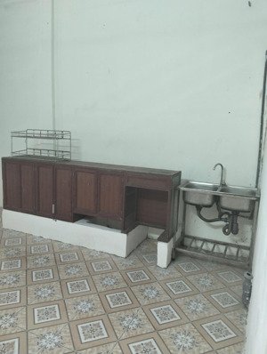 cho thuê phòng rộng 80m2 mặt tiền lê thị bạch cát, p.11, q.11 (giá 2 triệu 500 và 6 triệu).