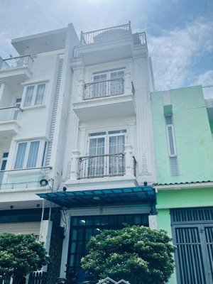 bán nhà đẹp 3 tầng ngay đường hiệp bình,hẻm rộng 10m có vỉa hè,giá chỉ 10 tỷ,sổ hồng riêng