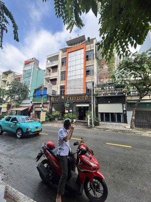 bán toà nhà khách sạn , đường hà huy giáp, ngay ngã tư ga.9x18m. 6 tầng sân thượng, 25p