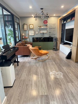 the light căn góc 3 ngủ 131m full nội thất, ban công nam tây, sổ đỏ chính chủ