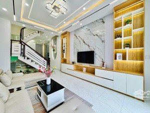 oto lùi cửa, đường nguyễn văn cừ long biên 40m x 5t giá 8.1tỷ có thương lượng